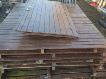 'Hardhouten wanden van een tuinhuisje en schutting beschikbaar voor biedingen