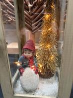 Sale Kerst vitrine met kerstboom, sneeuw, pop, verlichting, Diversen, Kerst, Nieuw, Ophalen of Verzenden, X, X