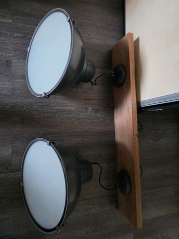 Industriële Hanglampen met Wit Glas beschikbaar voor biedingen
