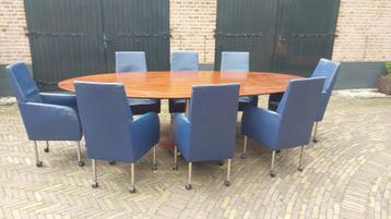 vergadertafel met stoelen  beschikbaar voor biedingen
