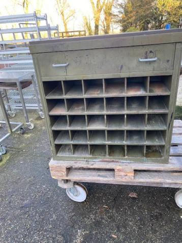 metalen werkbank met dik staal blad uit drukkerij beschikbaar voor biedingen