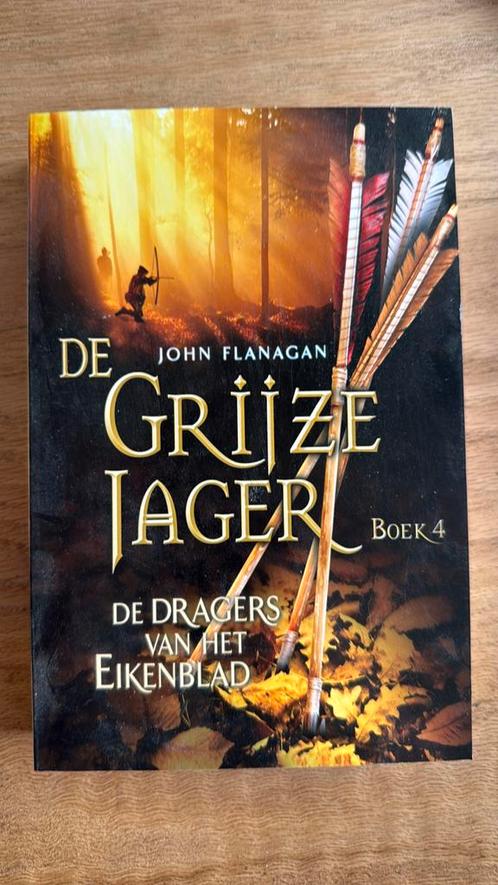 John Flanagan - De dragers van het Eikenblad, Boeken, Kinderboeken | Jeugd | 10 tot 12 jaar, Zo goed als nieuw, Ophalen of Verzenden