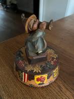 Oud houten speeldoosje met muzikant en Zwitserse vlaggen, Antiek en Kunst, Kunst | Beelden en Houtsnijwerken, Ophalen