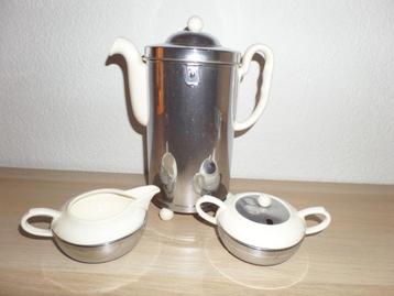 Geïsoleerde chroom koffiepot met roomstel beschikbaar voor biedingen