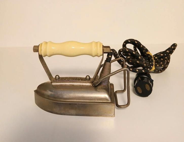 Antieke kinder strijkbout met porseleinen handvat., Antiek en Kunst, Antiek | Goud en Zilver, Ophalen