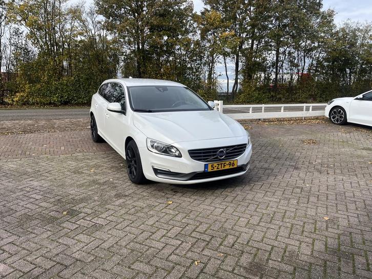 Volvo V60 1.6 T3 Momentum TREKHAAK AUTOMAAT NAVI (bj 2015), Auto's, Volvo, Bedrijf, Te koop, V60, ABS, Airbags, Airconditioning