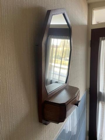 Vintage halspiegel met laatje beschikbaar voor biedingen