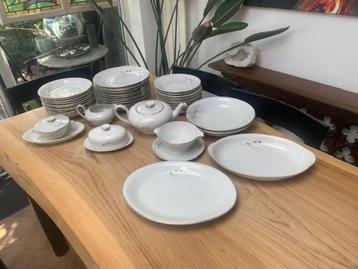 Giovana porselein servies. beschikbaar voor biedingen