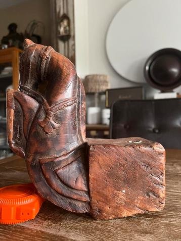 Antiek houtsnijwerk beschikbaar voor biedingen