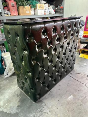Chesterfield stijl bar/balie of toonbank beschikbaar voor biedingen