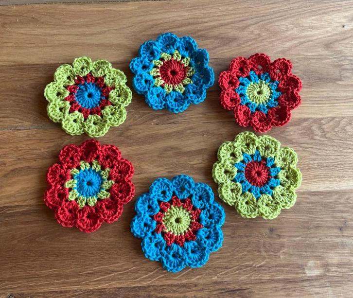 Onderzetters setje gehaakt blauw groen rood, Huis en Inrichting, Woonaccessoires | Onderzetters, Nieuw, Glas of Kopje, Ophalen of Verzenden