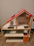 Poppenhuis hout met lift/meubels en zonnepanelen, Ophalen, Gebruikt, Poppenhuis