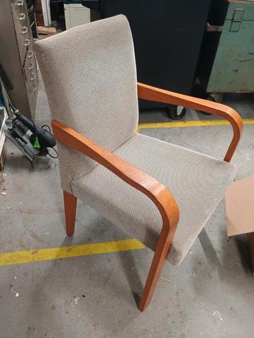Vintage stoel beschikbaar voor biedingen