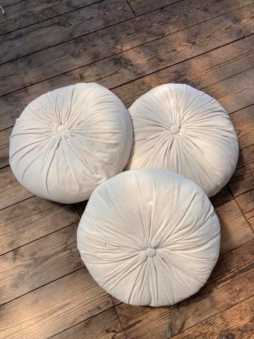 Witte ronde kussens, 10 stuks beschikbaar voor biedingen