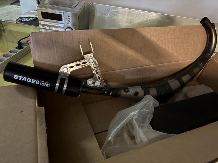 Uitlaat Stage6 onderlangs zwart Minarelli AM6 NIEUW, Fietsen en Brommers, Brommeronderdelen | Algemeen, Nieuw, Uitlaat, Ophalen of Verzenden