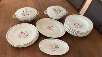 Boch en freres antiek servies bloem tafereel beschikbaar voor biedingen