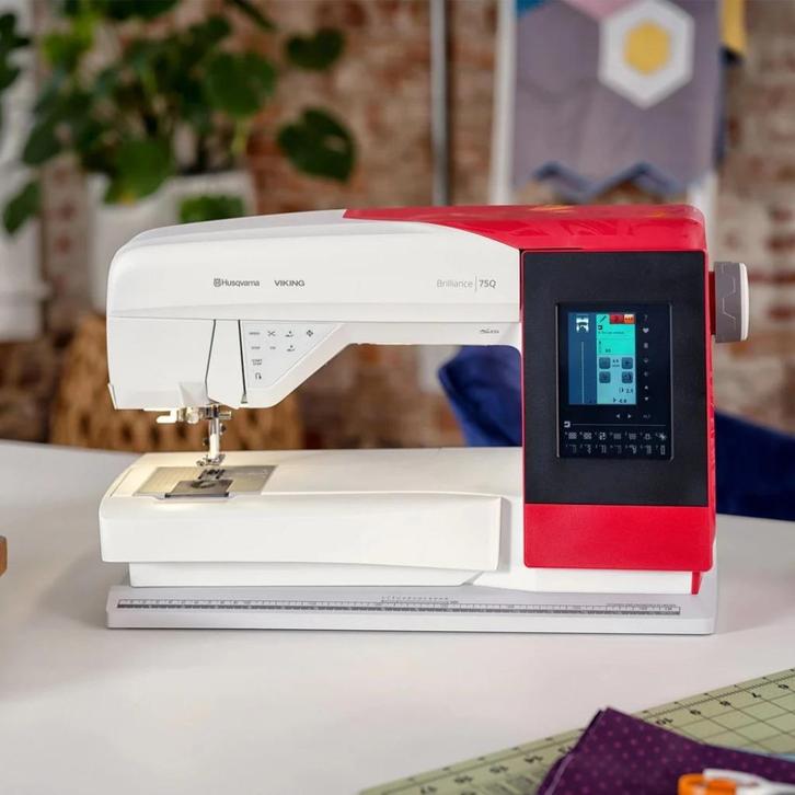 Uitverkoop Husqvarna Brilliance 75Q van € 2.199 voor € 1.539, Hobby en Vrije tijd, Naaimachines en Toebehoren, Nieuw, Naaimachine