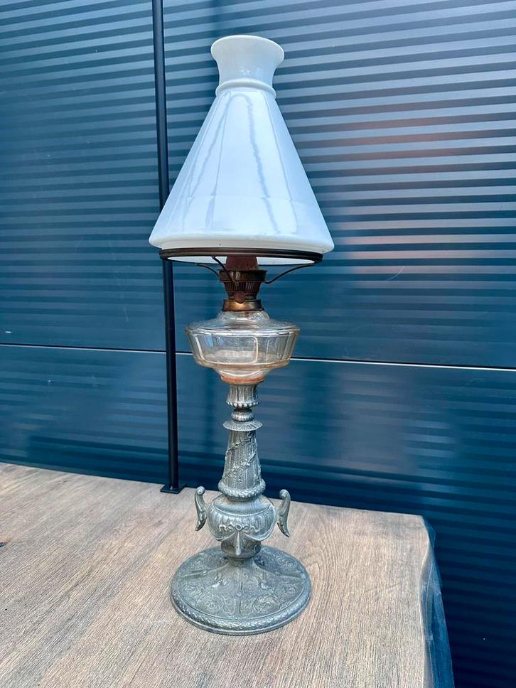 Antieke olielamp met witte kap, Antiek en Kunst, Antiek | Lampen, Ophalen of Verzenden