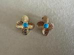 Gouden bloemen klaver oorbellen met turquoise blauwe steen, Ophalen of Verzenden, Goud, Knopjes of Stekers, Met edelsteen