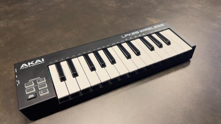 AKAI LPK25 Wireless – Weinig gebruikt – Werkt uitstekend, Muziek en Instrumenten, Midi-apparatuur, Gebruikt, Ophalen of Verzenden