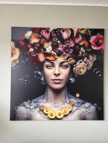 Groot glas schilderij 120x120 - Vrouw met bloemen beschikbaar voor biedingen