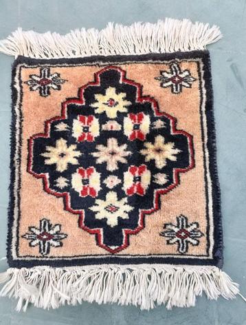 Perzisch tapijt hand geknoopt certificaat 34 x 32 cm (KP2) beschikbaar voor biedingen