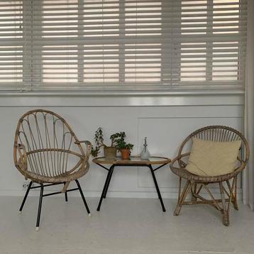 Rotan set: tafeltje en twee stoelen boho vintage fauteuil beschikbaar voor biedingen