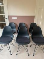 1 Vitra Eames DSR stoel met zwart gepoedercoat onderstel, Grijs, Vier, Ophalen of Verzenden, Zo goed als nieuw