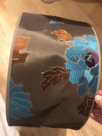 Mooie lampenkap met bloemmotief beschikbaar voor biedingen