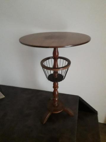 APART ANTIEK MASSIEF MAHONIE TAFELTJE hoog 70 cm diam 46 cm beschikbaar voor biedingen