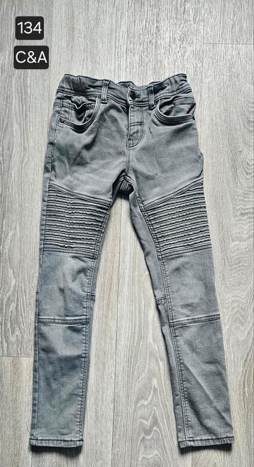 Jongens broeken skinny jeans maat 134 beschikbaar voor biedingen
