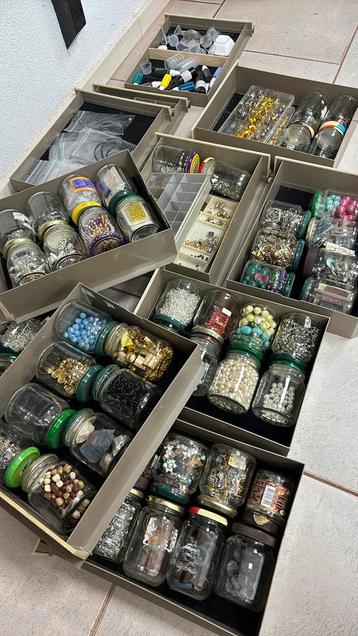 Vele fournituren/kralen etc voor hobbyist sieraden maken beschikbaar voor biedingen