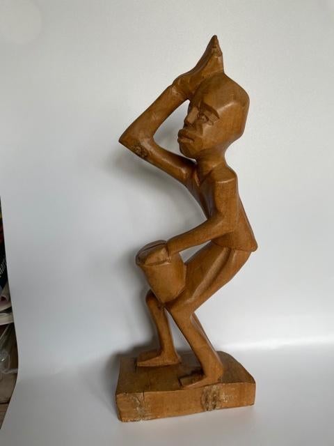 Houtsnijwerk / houten beeld. Afrikaanse man met trommel, Antiek en Kunst, Kunst | Niet-Westerse kunst, Ophalen