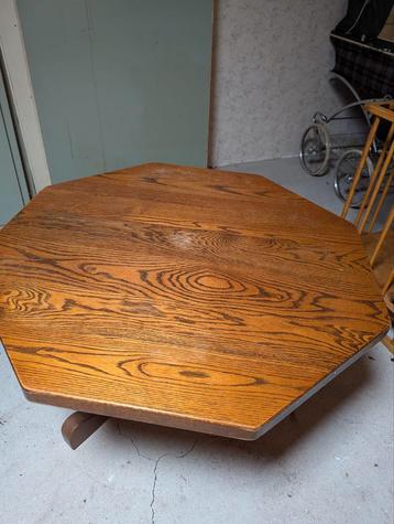 Houten tafel met unieke vorm beschikbaar voor biedingen