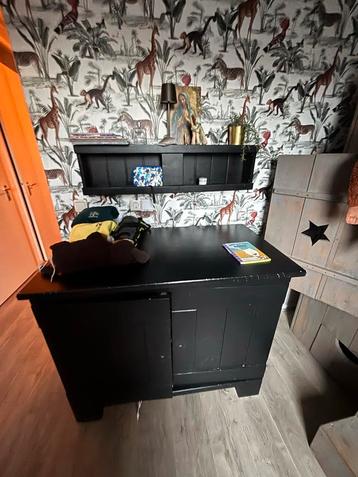 Commode met bovenkastje beschikbaar voor biedingen