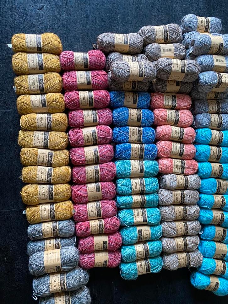 Spirit garen restpartij (59st) rood en geel verkocht!, Hobby en Vrije tijd, Breien en Haken, Nieuw, Breien of Haken, Wol of Garen