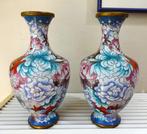 Stel Chinese cloisonne emaille vazen: pastel tinten. 23.5 cm, Antiek en Kunst, Antiek | Emaille, Ophalen of Verzenden