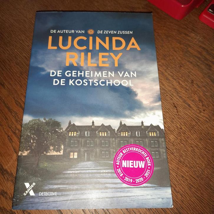 Lucinda Riley - De geheimen van de kostschool, Boeken, Literatuur, Zo goed als nieuw, Wereld overig, Ophalen of Verzenden