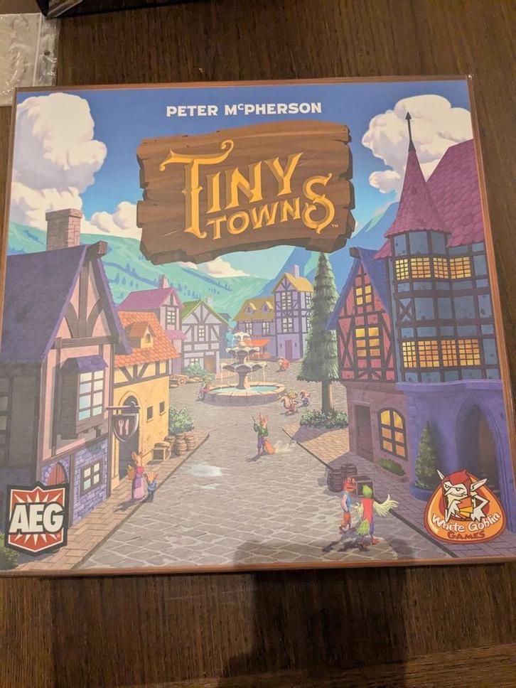 Tiny Towns + Voorspoed Uitbreiding (Compleet), Hobby en Vrije tijd, Gezelschapsspellen | Bordspellen, Gebruikt, Een of twee spelers