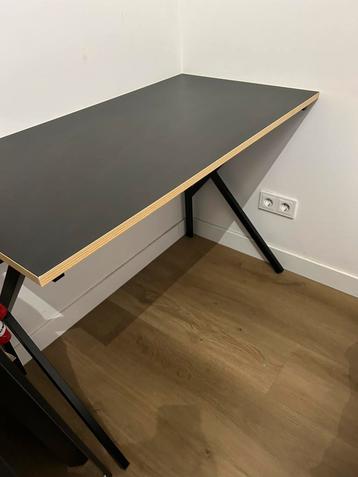 Zwarte bureau.