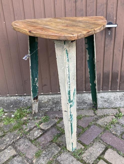 Brocante industrieel driehoekig tafeltje - tuintafeltje, Antiek en Kunst, Curiosa en Brocante, Ophalen