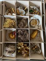 Doos met antieke gouden ketstballen, tinsel, dennenappel enz, Diversen, Ophalen of Verzenden, Zo goed als nieuw