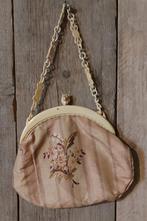 Antieke buideltas, met dierenkop sluiting ., Ophalen of Verzenden