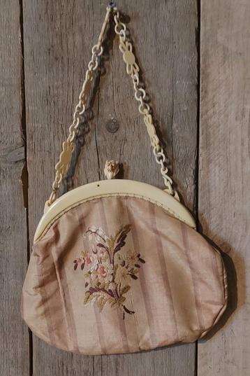 Antieke buideltas, met dierenkop sluiting .  beschikbaar voor biedingen