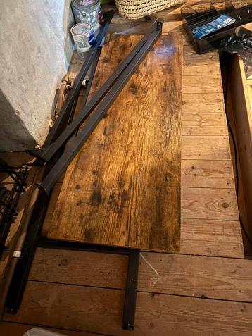 Bar tafel beschikbaar voor biedingen