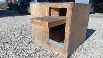 Hondenhok; geïsoleerd met klapdeur! beschikbaar voor biedingen