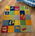 Vrolijk vloerkleed kinderkamer Haba ‘Füsse’ 1m20x1m20, Ophalen, Gebruikt, Kleed of Kussen