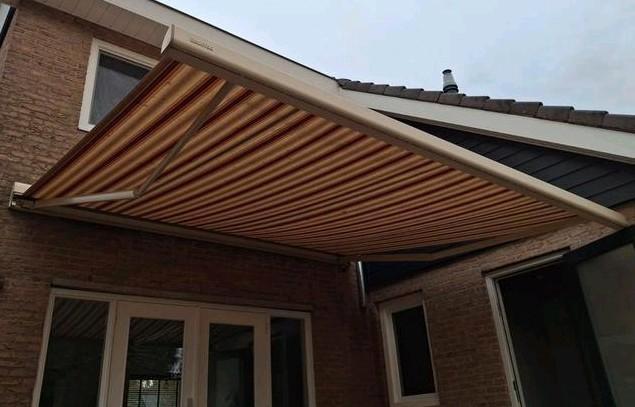 Elektrisch knikarmscherm 4 meter breed, Tuin en Terras, Zonneschermen, Gebruikt, Knikarmscherm, 300 cm of meer, 250 cm tot 450 cm