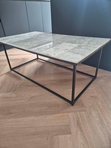 Mooie handbewerkte marmeren salontafel beschikbaar voor biedingen