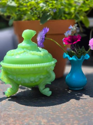 Antieke opaline Anna groene bonbonniere  beschikbaar voor biedingen